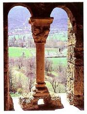 San Pedro de Tejada elizako dorreko leiho erromanikoa, XtI. mendekoa (Burgos, Espainia). Monasterio erromanikoak leku bakartuetan eraiki ohi ziren, baina erromes bideen inguruetan beti.<br><br>